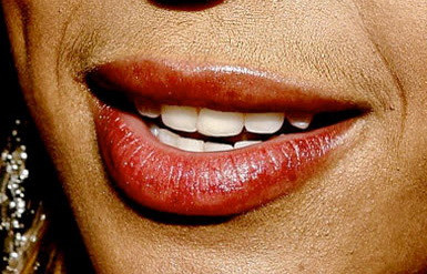 Buze apetisante incununate de mustata. Cum a decazut in ochii barbatilor cea mai frumoasa femeie