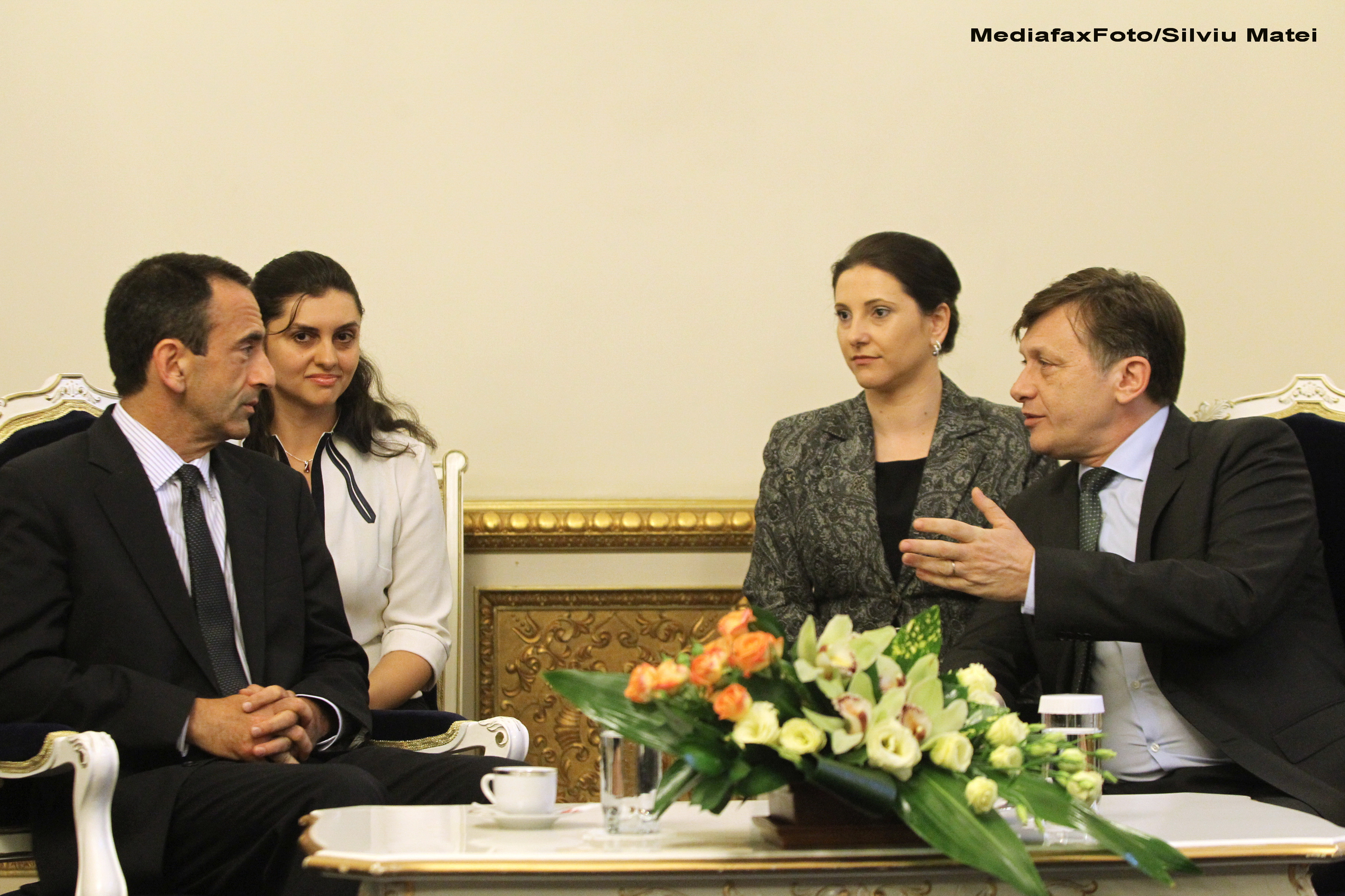 Antonescu: Ambasadorul SUA este partinitor, Basescu incearca sa genereze un asediu asupra statului