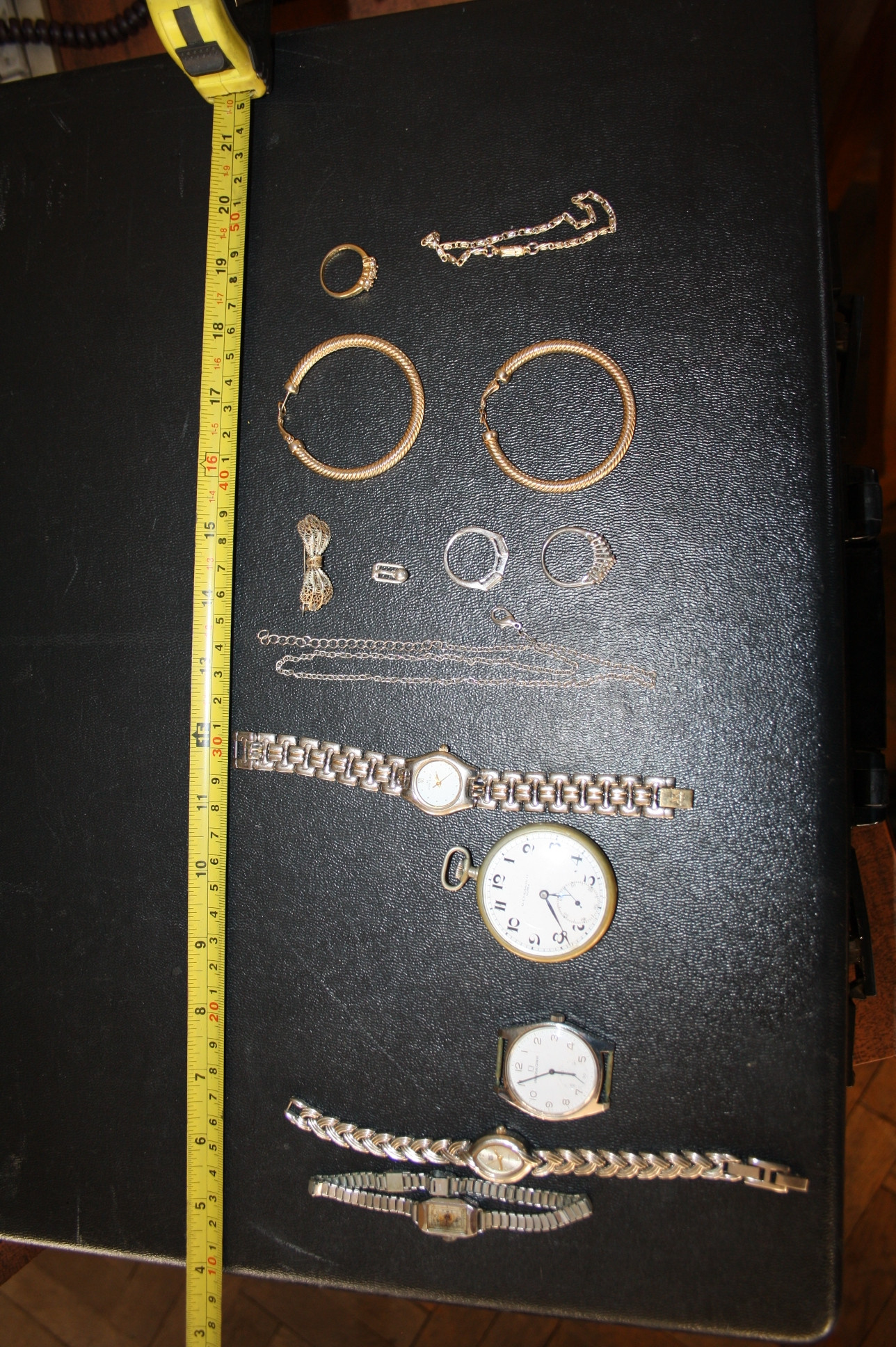 Un minor din Bistrita a fost retinut pentru 24 de ore dupa ce i-a furat unei batrane bijuterii in valoare de 4.500 de lei