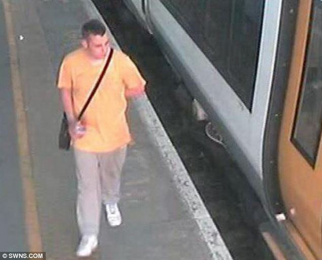 FOTO. Gestul pe care nimeni nu s-ar astepta ca un barbat, cu o sticla in mana, sa-l faca la metrou