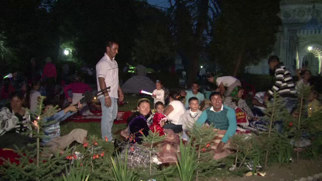 Legea gratarelor face ordine printre petrecaretii care stricau slujba de Sf Marie la Curtea de Arges