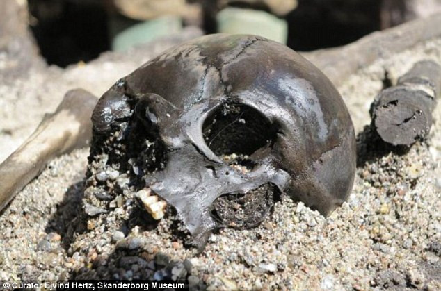 Descoperire socanta facuta de o femeie din Suedia. A gasit 80 de schelete puse in sacose Ikea, intr-o biserica