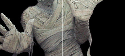 Fetita obligata sa umble bandajata ca o mumie. Orice atingere o poate ucide, chiar si un sarut