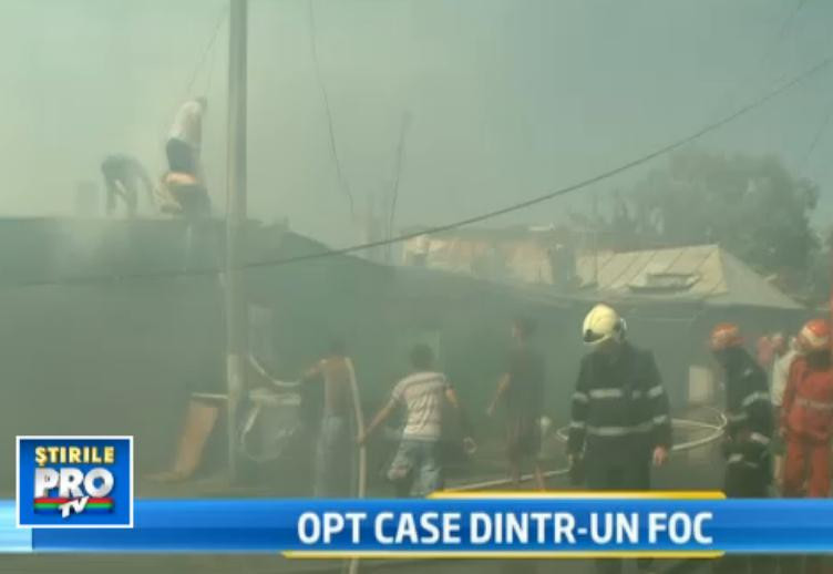 VIDEO. Scene dramatice in Bucuresti, unde un incendiu a distrus 8 case. Pompierii au ramas fara apa