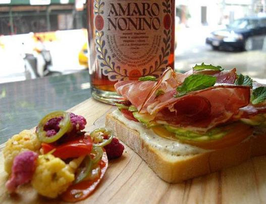 FOTO. Inventia care va revolutiona fast-foodul. A fost lansat sandvisul cu alcool