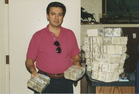 Omul care a transformat 50 de dolari in 40 de milioane, arestat dupa ce a fost prins trisand