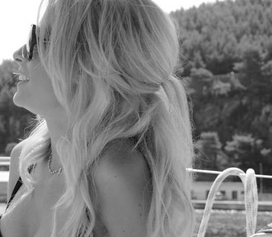 Super sexy! Ce bust frumos are Laura Cosoi