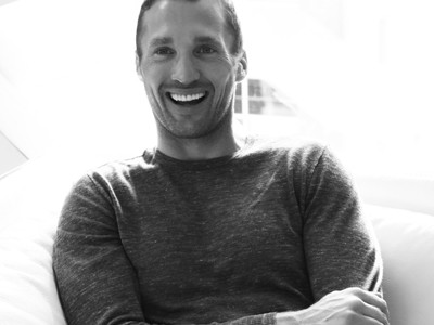 La 13 ani, avea cazier si era un pericol. Povestea milionarului care nu s-a lasat invins de strada