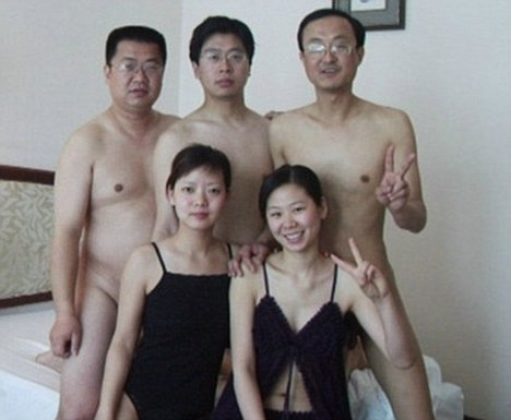 Dezmatul a trei politicieni, cu doua tinere, in camera de hotel. Cele mai scandaloase poze din China