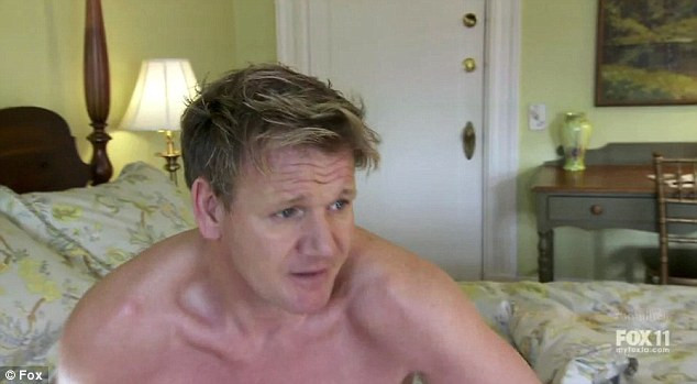 Gordon Ramsay, marele rival al lui Jamie Oliver, a fost filmat in timp ce se dezbraca