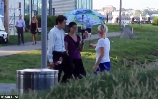 VIDEO. Cea mai neconformista cerere in casatorie. Minute in sir, tanara n-a inteles ce se intampla