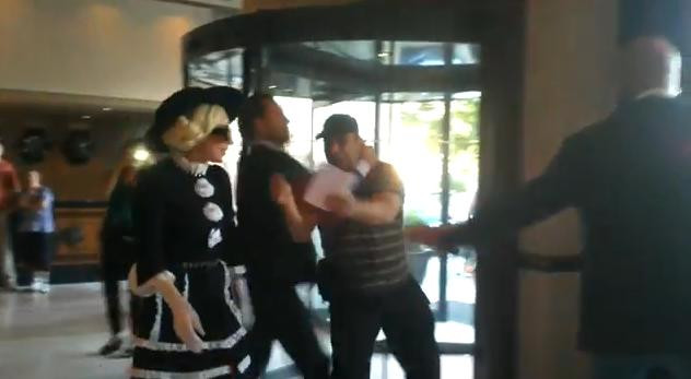 Un fan a fost batut de bodyguarzii lui Lady Gaga la Bucuresti. VIDEO cu momentul tensionat din hotel