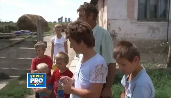 Destinul celor 9 frati din Satu Mare, care se zbat in saracie lucie, a impresionat zeci de oameni