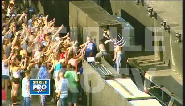 PRIMELE IMAGINI cu Lady Gaga inainte de concert. Artista a acordat autografe si si-a salutat fanii