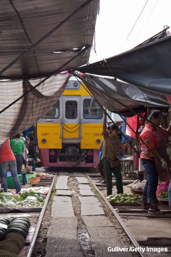 Cea mai periculoasa piata din lume. Locul prin care trenul trece de opt ori pe zi. VIDEO