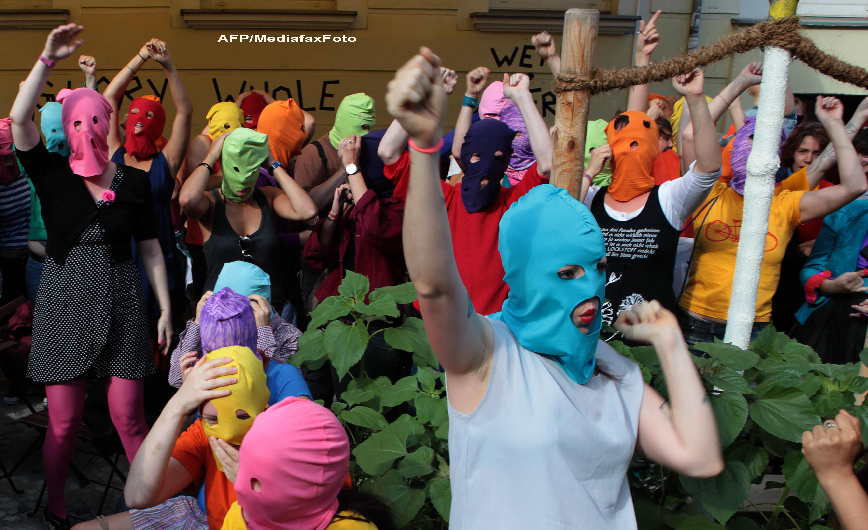 Membrele formatiei Pussy Riot, condamnate la doi ani de inchisoare cu EXECUTARE