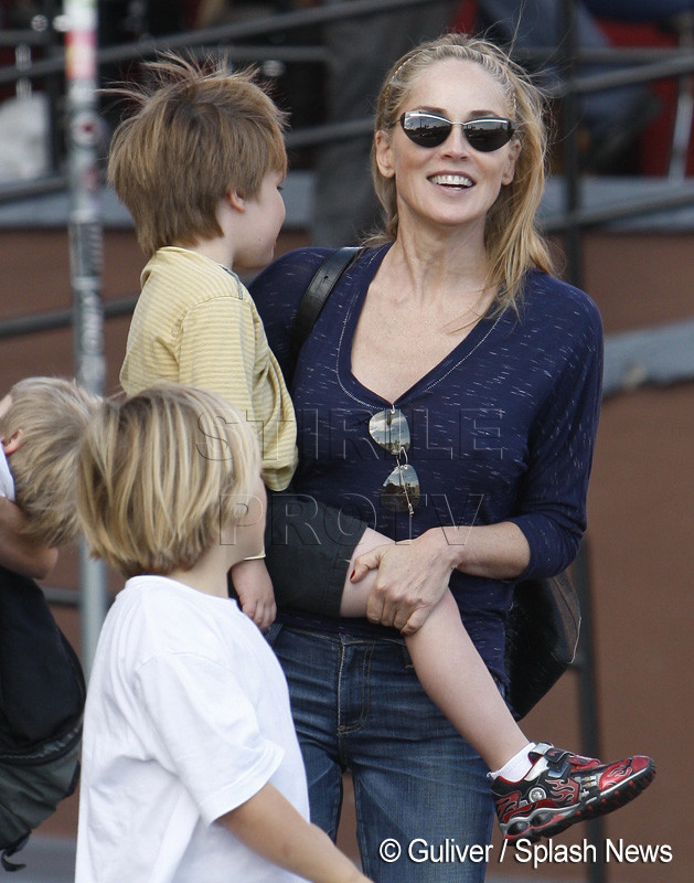 Un roman are numarul lui Sharon Stone in agenda. Fiul ei si-a pierdut telefonul in Otopeni