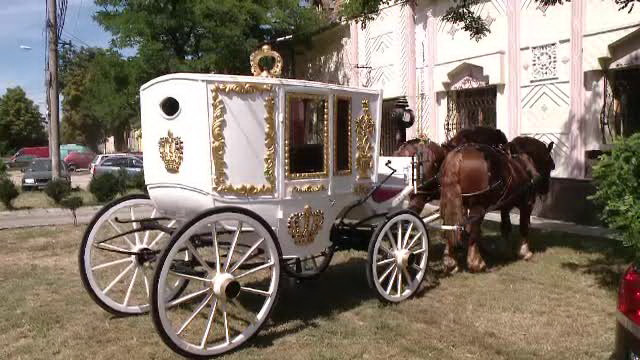 Botez cu caleasca de AUR. Cel mai bogat tigan din vestul Romaniei a fost naşul lui Rohan. VIDEO