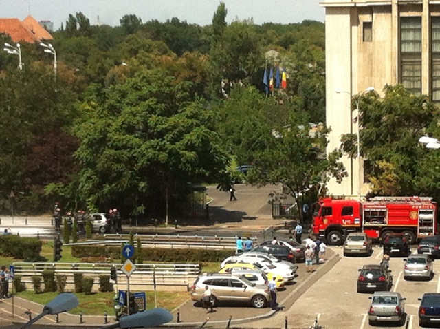 Pompierii au intervenit pentru a stinge un Matiz ce ardea in fata Guvernului. FOTO