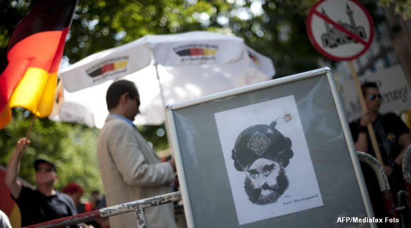 Proteste in fata unei moschei din Berlin. Manifestantii au afisat o caricatura cu Mahomed