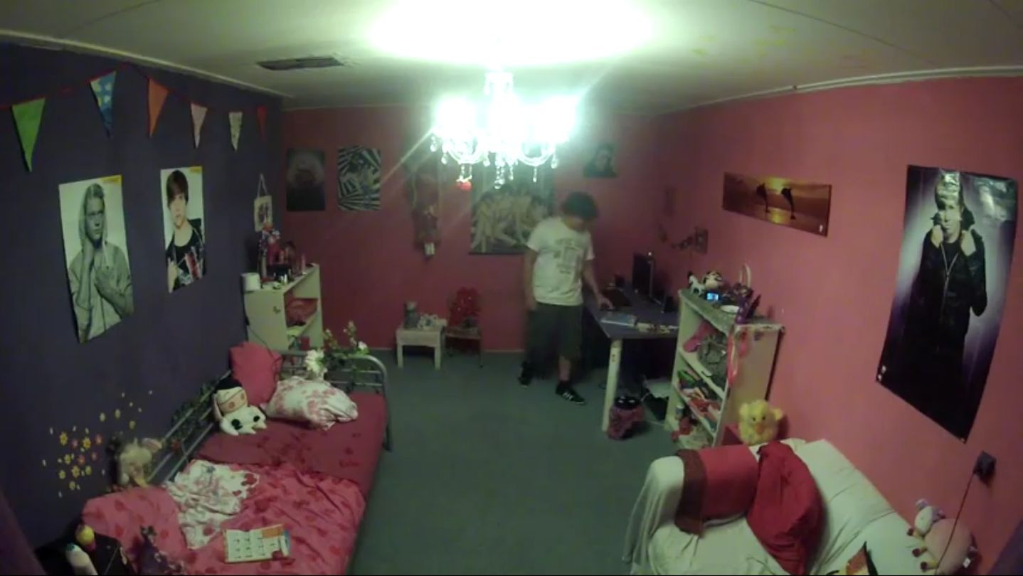 Farsa anului. Cum si-a pedepsit un tanar fratele mai mic. Imaginile au ajuns viral pe internet.VIDEO