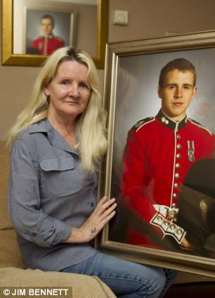 Descoperire de cosmar facuta de o mama in sicriul fiului ei mort in Afganistan. "Vreau raspunsuri"