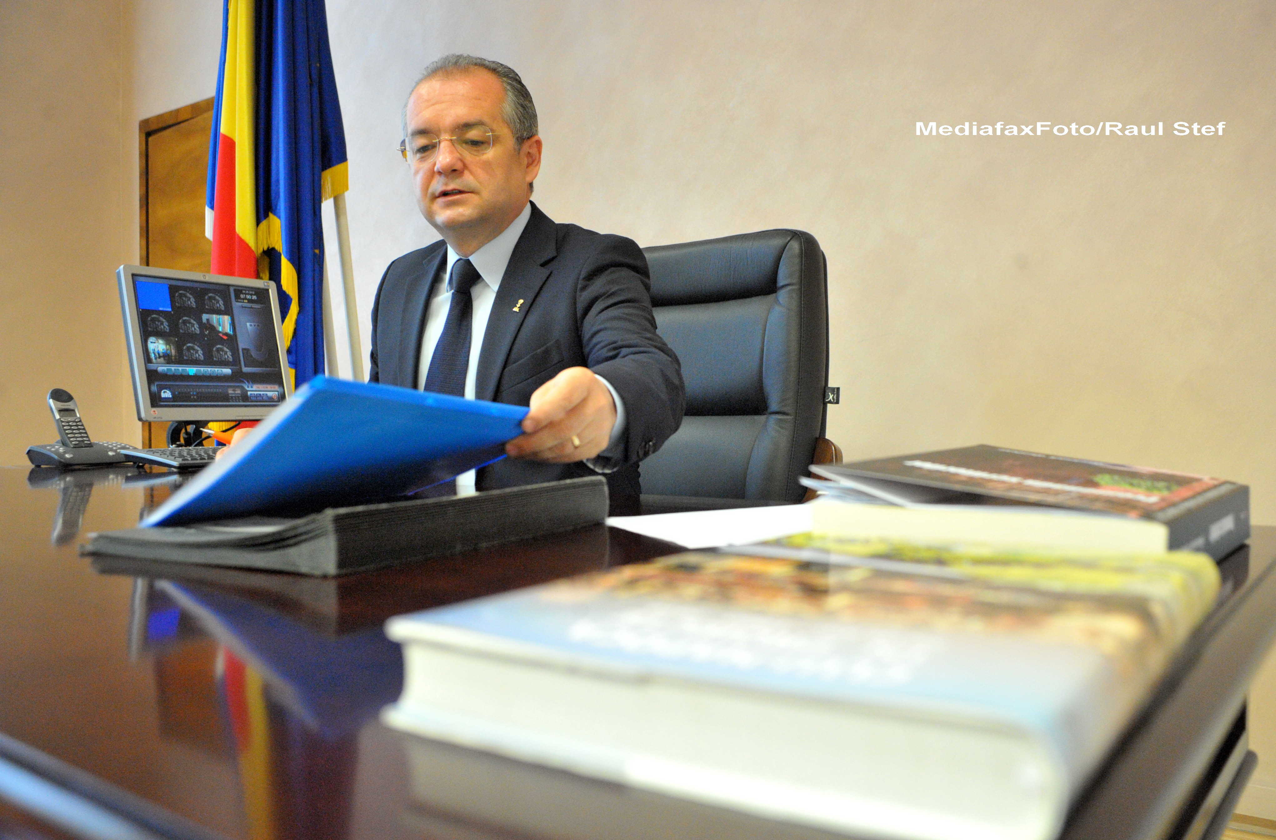 Emil Boc: "Viata bate blogul. Ar fi bine ca Ponta sa ii intrebe pe romani cat costa un euro"