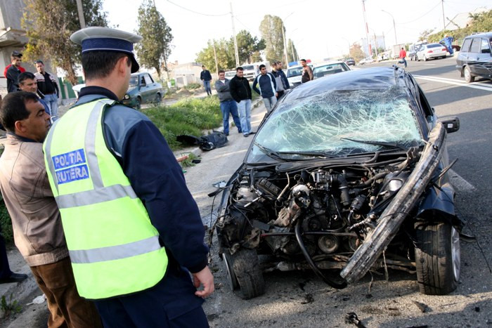 Doi oameni au murit, dupa impactul dintre doua masini, in Constanta. Una din victime era politist