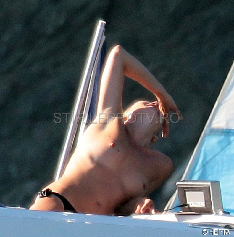 Kate Moss, topless la plajă. Cum arată supermodelul la 45 de ani