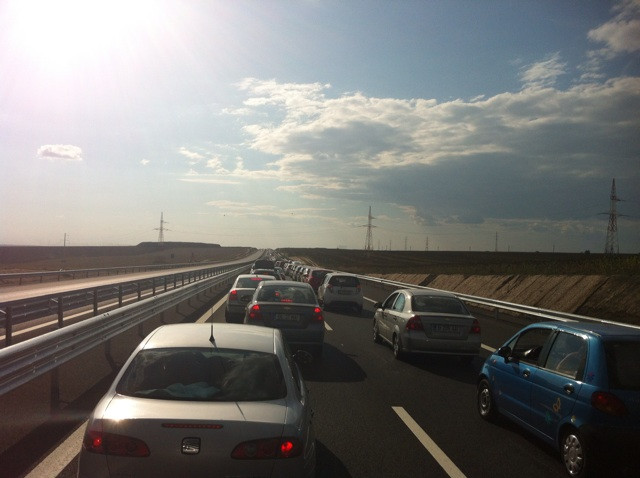 EXODUL de 1 Mai. Cozi kilometrice pe toate soselele Romaniei. S-a circulat bara la bara