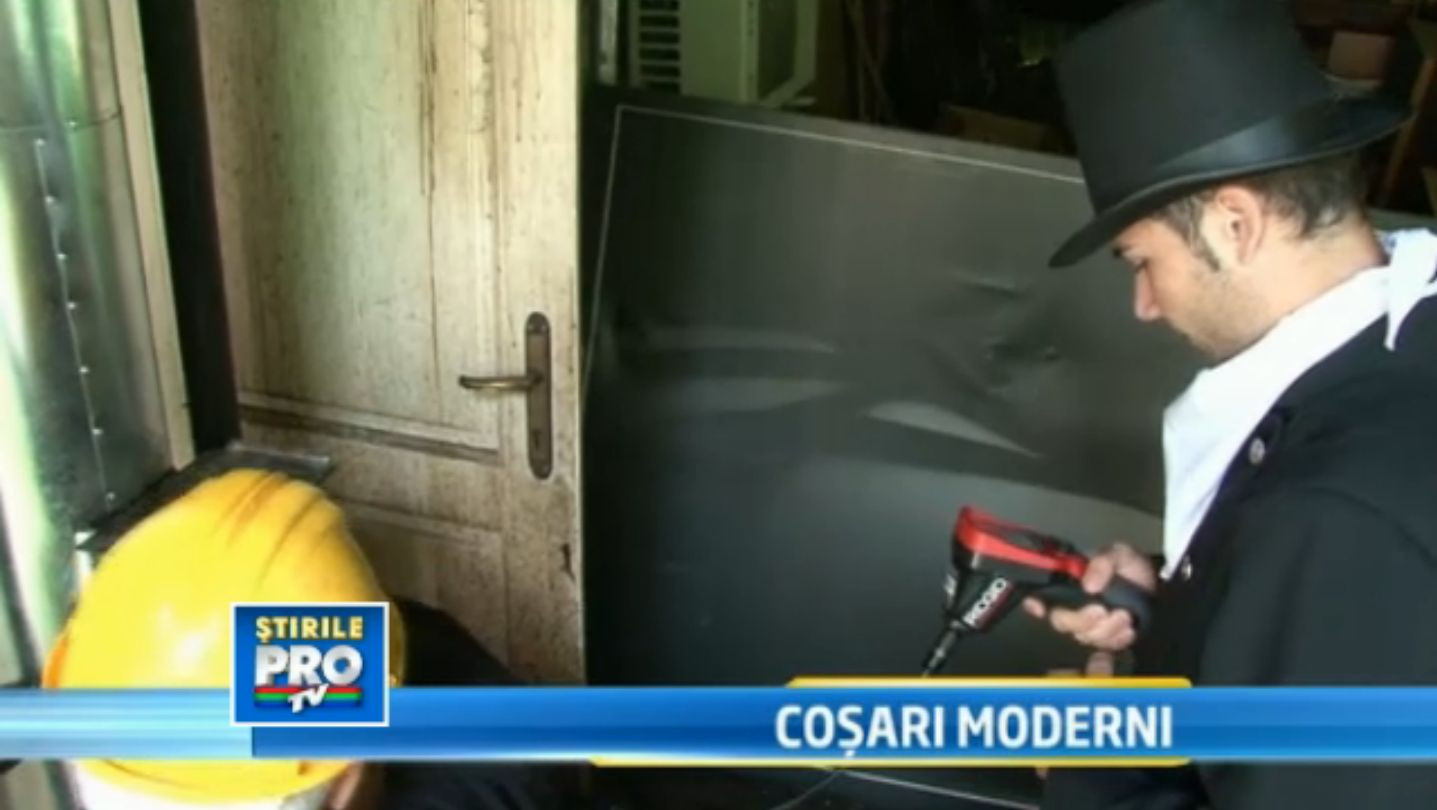 Cosarii romani s-au modernizat. Au schimbat sarma si peria cu laptop-ul si camera video