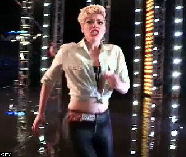 Cel mai mare scandal live la TV. O concurenta la un show de talente a sarit sa bata cameramanul