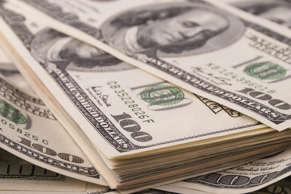 Bani aruncati. Cum a ajuns un plic cu 2.300 de dolari la groapa de gunoi din Deva si cine l-a gasit