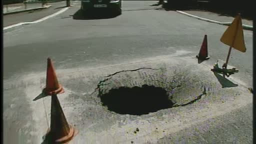 Primaria Iasi a gasit o metoda inedita pentru strazile gaurite: din doua gropi va face una singura