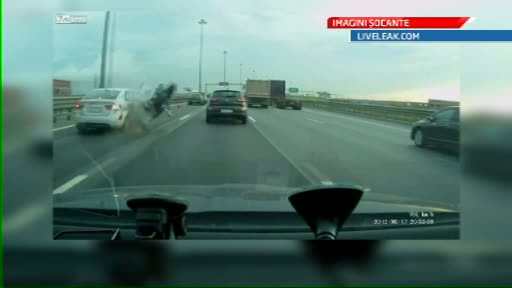 IMAGINI SOCANTE. S-a facut praf la impactul cu solul. Conducea cu 200 de kilometri la ora