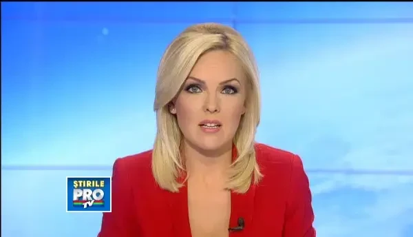 Reprezentatie inedita intr-o benzinarie din Targu Jiu. O blonda a dansat lasciv in sanii goi