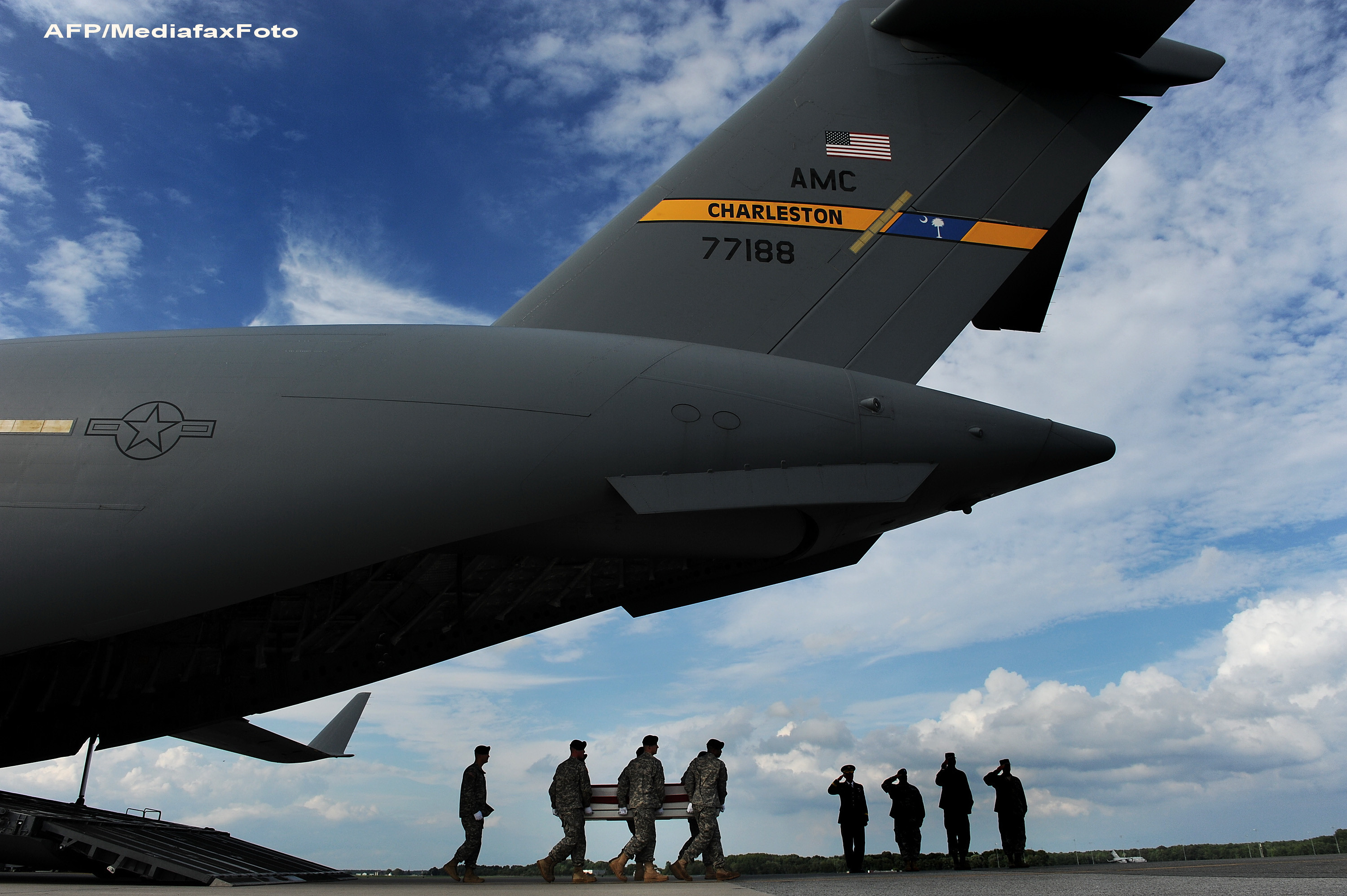 Avionul sefului Statului Major american a fost lovit de o racheta in timp ce se afla la sol