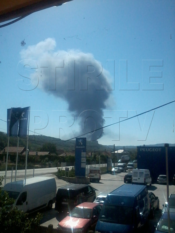 Incendiu urmat de o explozie la un depozit de diluant din Ramnicu Valcea. Mai multi oameni raniti