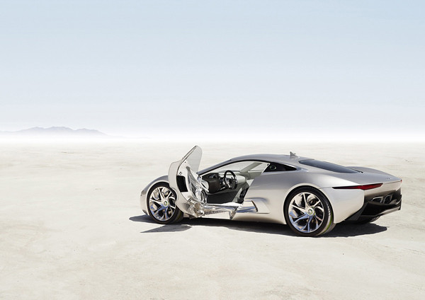 Jaguar C-X75, prima "nava spatiala" care coboara pe sosele