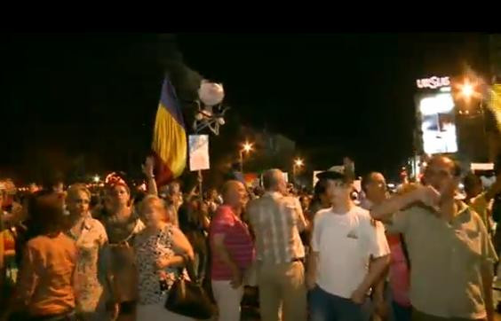Decizia CCR a scos romanii in strada. Sute de oameni au manifestat in Capitala anti si pro Basescu