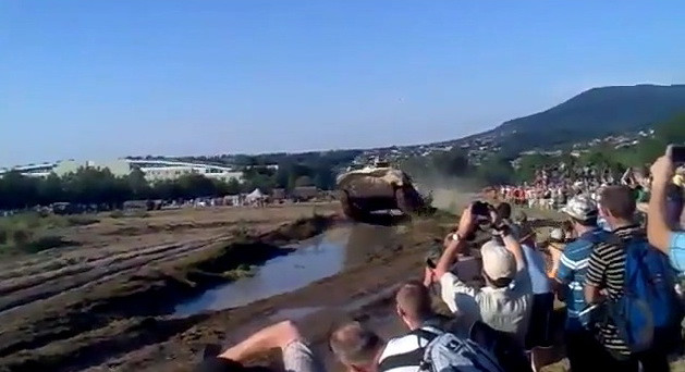 Au venit sa vada TANCUL la lucru si erau tare bucurosi. Pana a venit TANCUL :) VIDEO