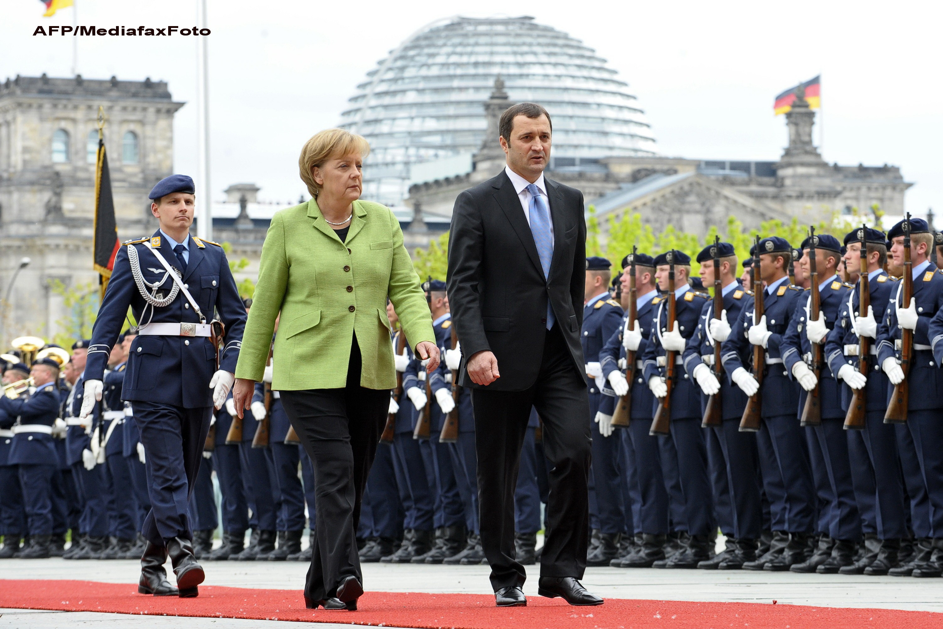 Angela Merkel la Chisinau. Toate gurile de canalizare de pe traseul sau au fost sudate. VIDEO