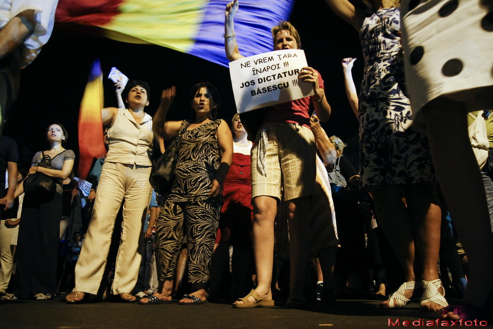 A doua zi de proteste anti-Basescu in Piata Universitatii. 200 de oameni au blocat traficul