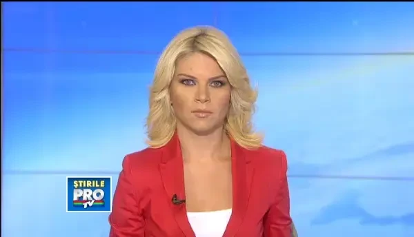 Care alegorice pline de flori multicolore au defilat pe strazile din Oradea si Debrecen