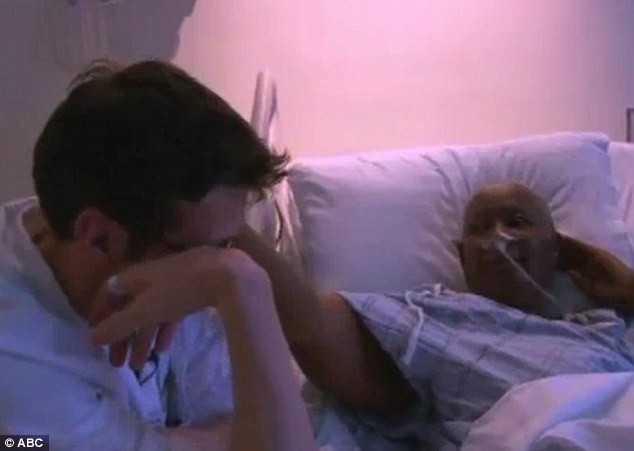 VIDEO. Momentul emotionant in care rolurile se schimba, iar pacientul isi consoleaza medicul