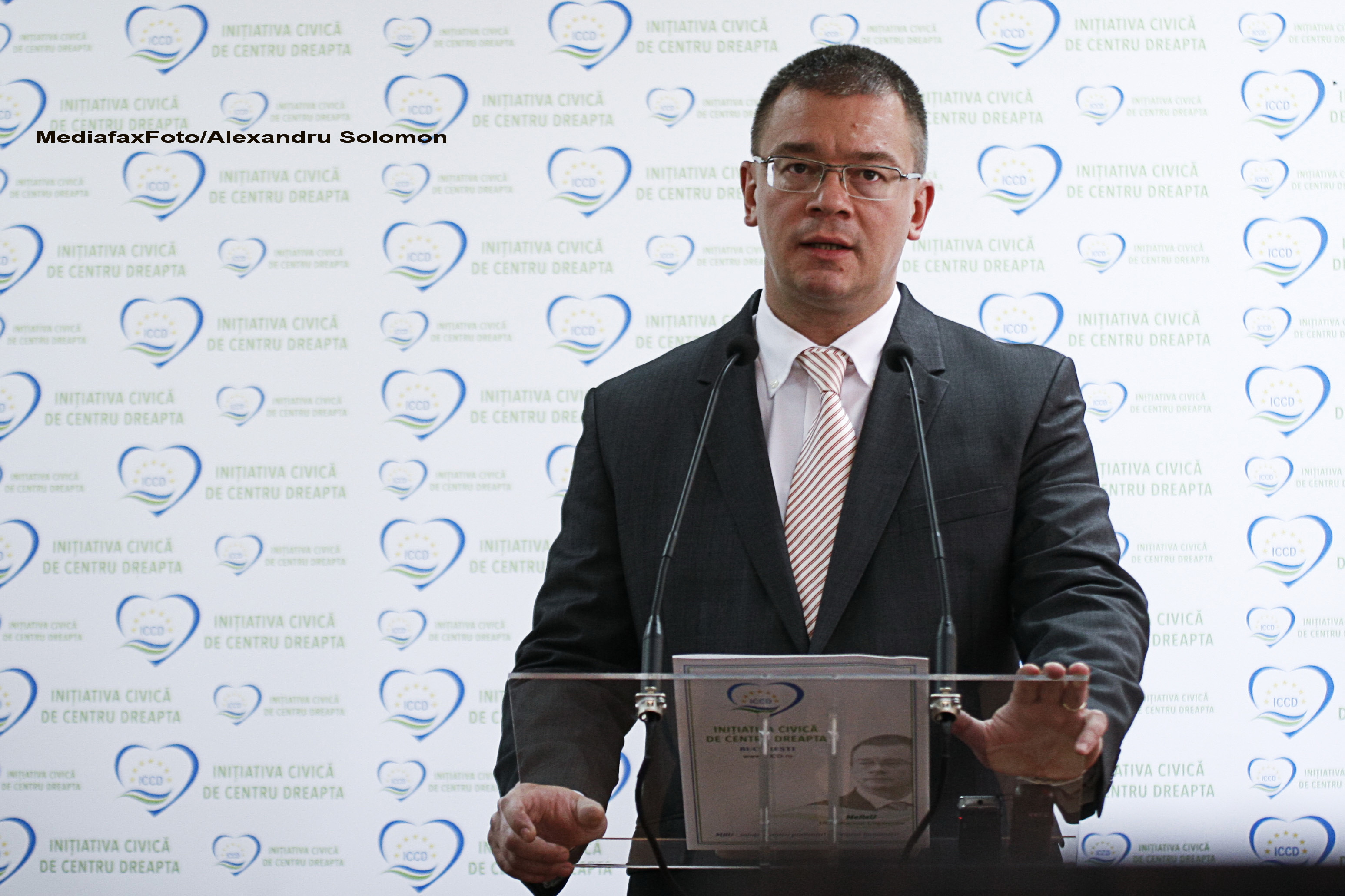 Mihai Razvan Ungureanu: "Chiar daca nu am carisma, obisnuiti-va cu mine ca exist"