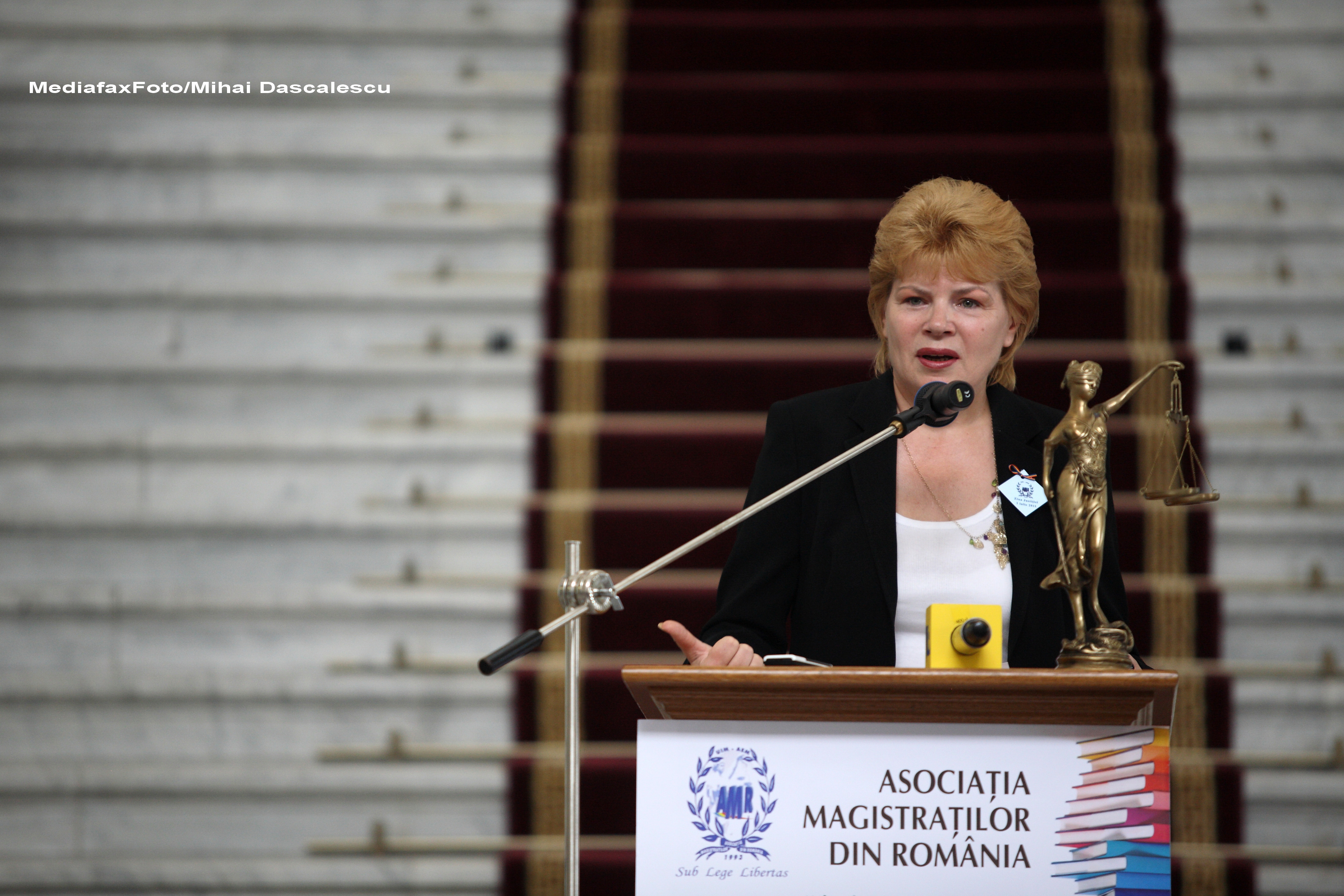 Mona Pivniceru a depus juramantul de investitura in functia de ministru al Justitiei