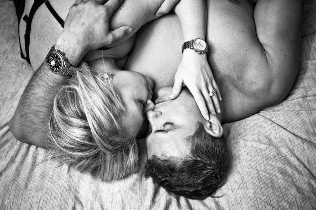 Albumul foto din noaptea nuntii. Doi miri s-au lasat pozati in ipostaze intime, in dormitor. FOTO