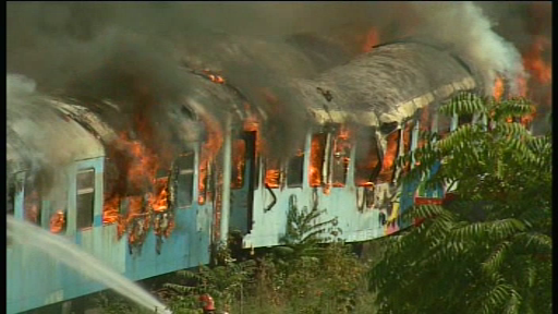 Incendiul din apropierea Garii de N, pe cale de a fi stins. Circulatia trenurilor, neafectata. VIDEO