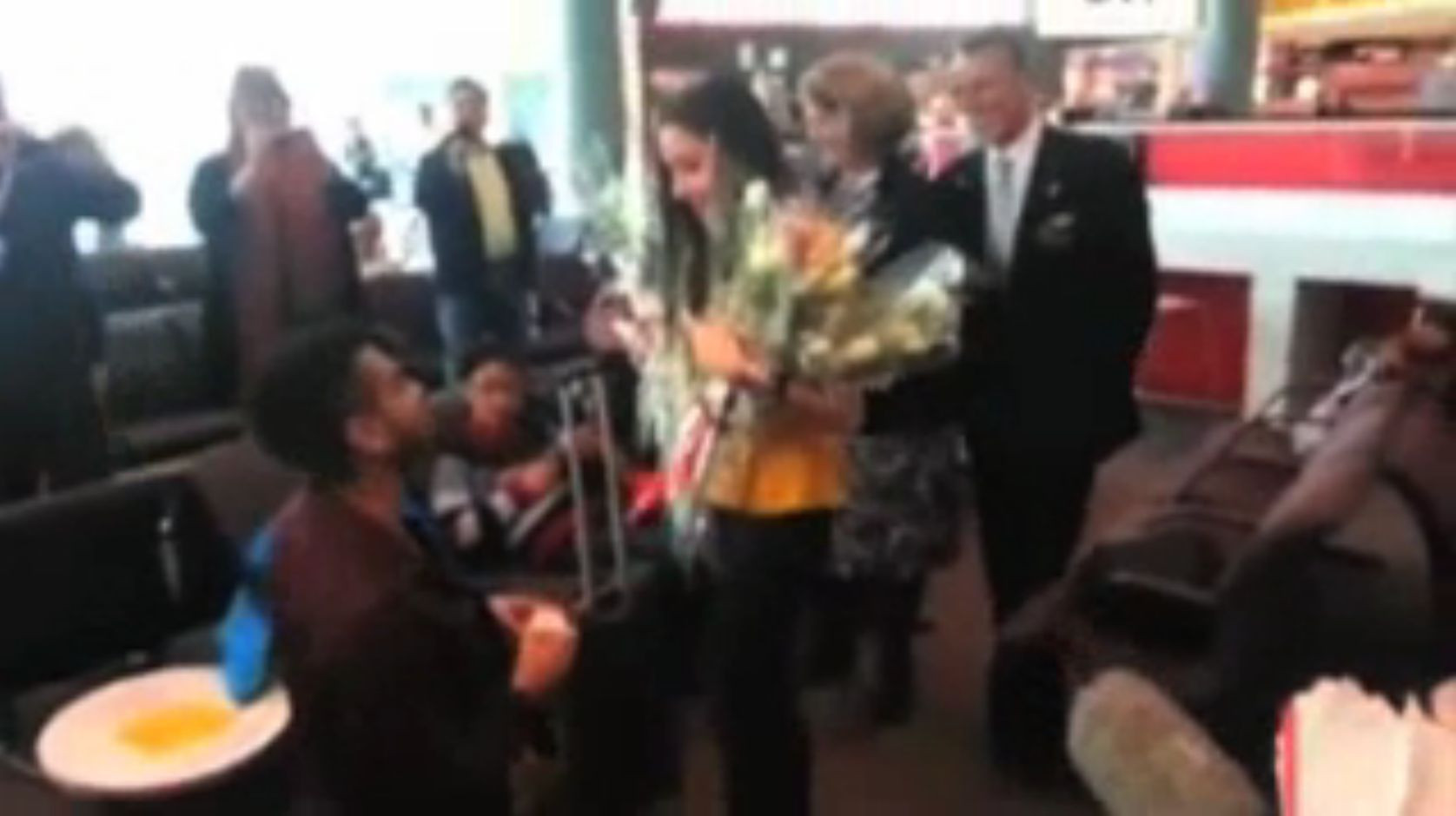 Cerere in casatorie emotionanta. Ce surpriza i-a pregatit un barbat iubitei sale. VIDEO